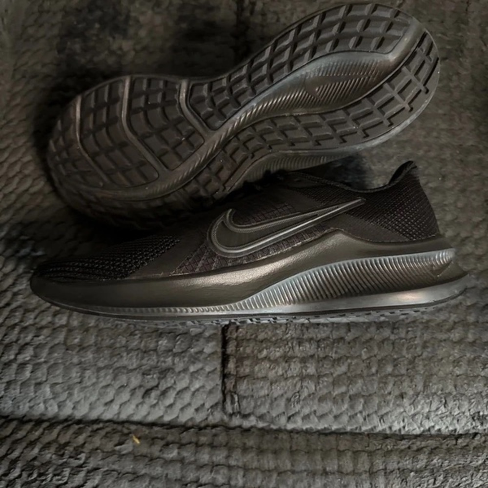 Nike Men's All-Black Lightweight Training Sneakers